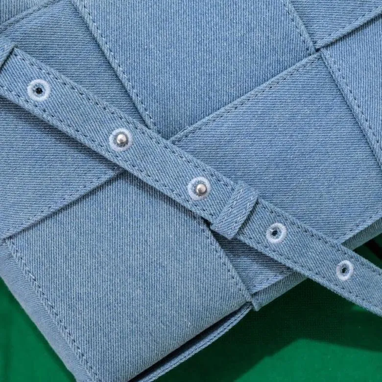 Batch 1460 BV denim tote shopping bag mini. The light-colored denim denim is so beautiful. It will definitely be a favorite among denim lovers. It is simple, really special, casual and chill. If you don’t buy a denim bag this year, you won’t dare to say that you know fashion! 25×16×8cm, model: 9894#